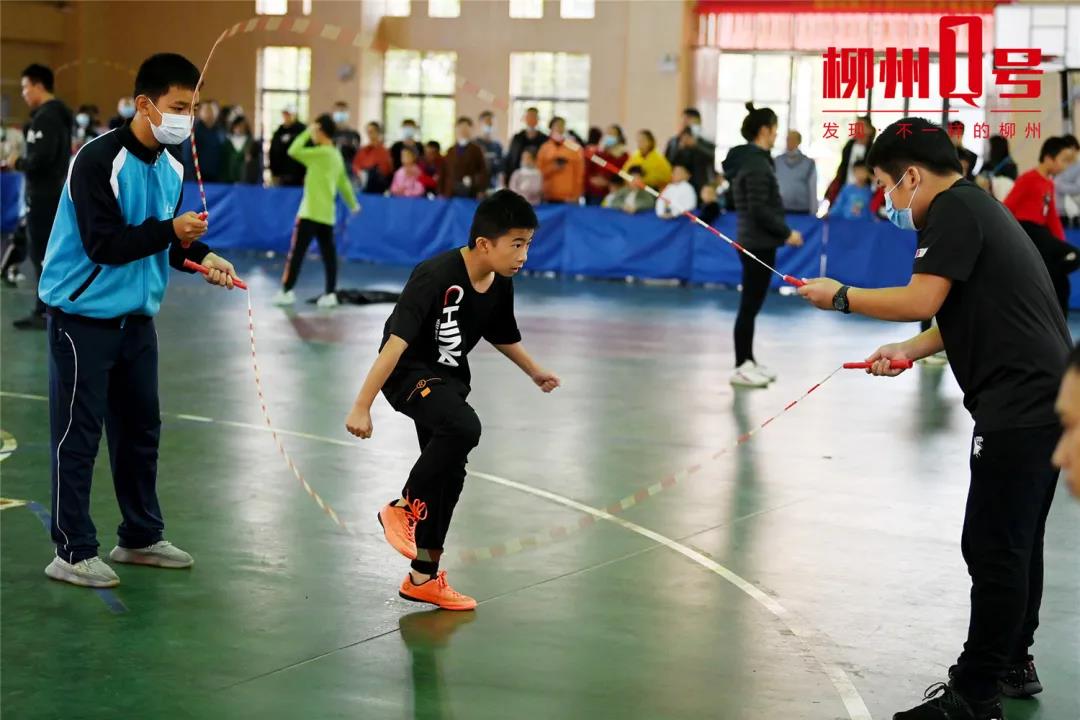 柳州近千人参加跳绳比赛,感受运动快乐