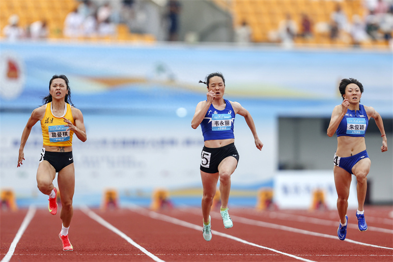 5月15日,广西队选手韦永丽在第三届“一带一路”邀请赛暨2025年全国大奖赛第三站以11秒35的成绩获得亚军.jpg