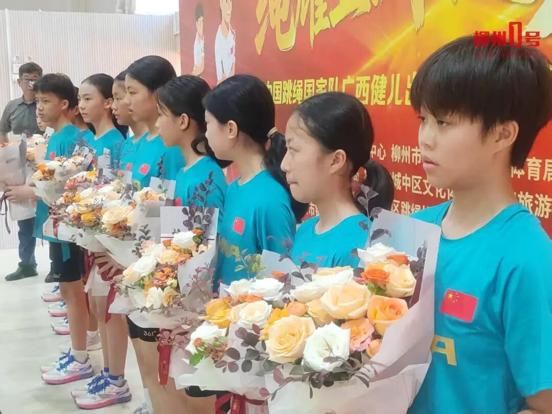 选手手捧祝福鲜花。