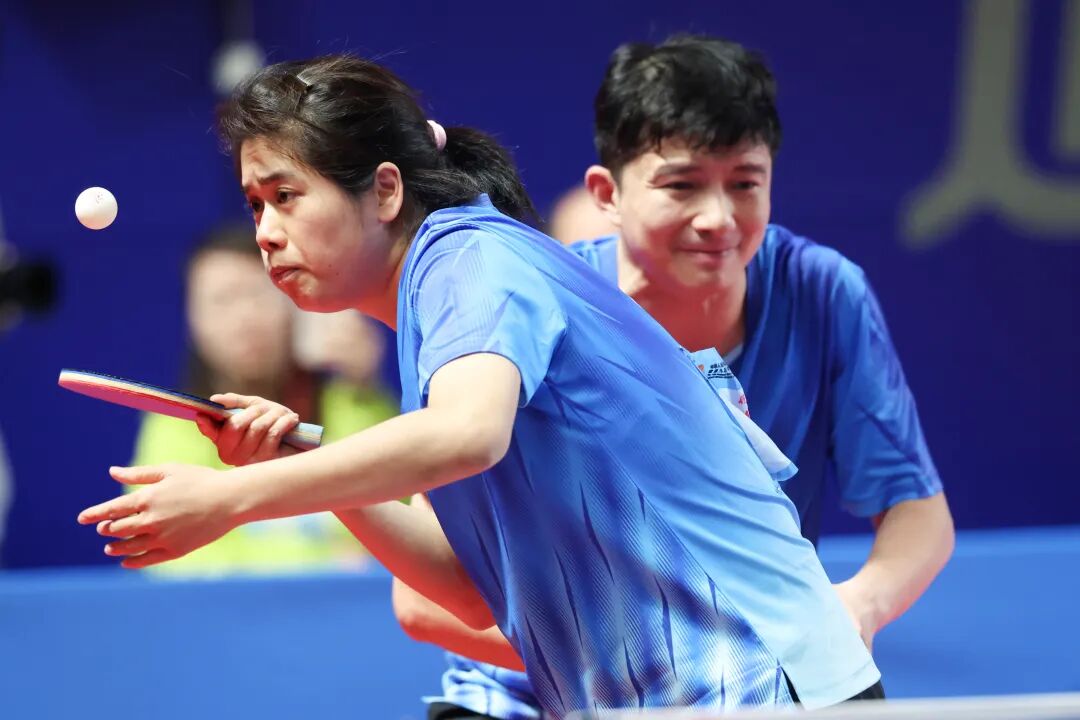 罗振邦和黄梦萍(前)在比赛中。