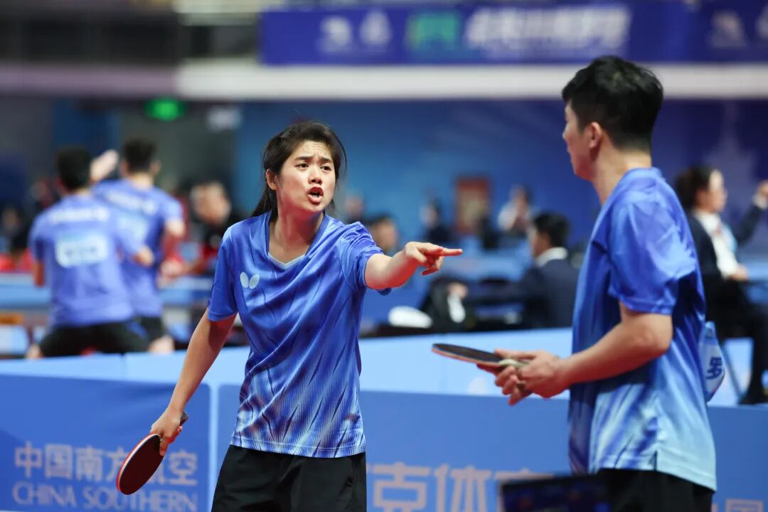 黄梦萍(左)在比赛中通过手语和罗振邦交流。