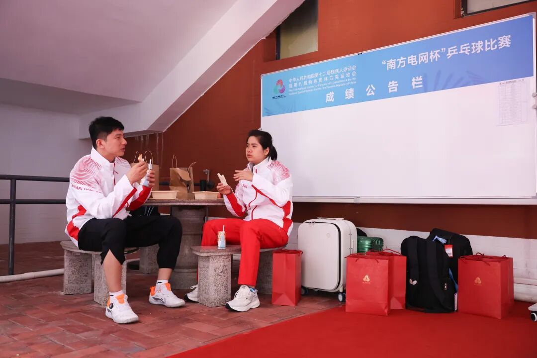 黄梦萍(右)和罗振邦在吃午餐时交流。