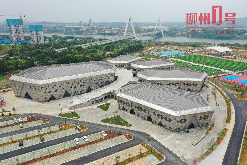 "城中区体育公园实在是太漂亮了,场内整洁明亮,场外绿植如茵,感谢柳州